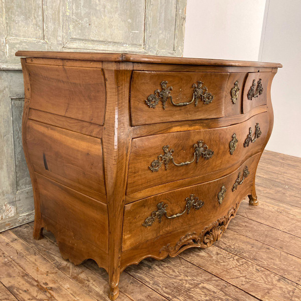 Louis XV Curved Chest Of Drawers In Walnut