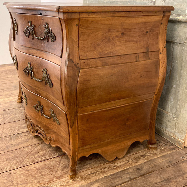 Louis XV Curved Chest Of Drawers In Walnut