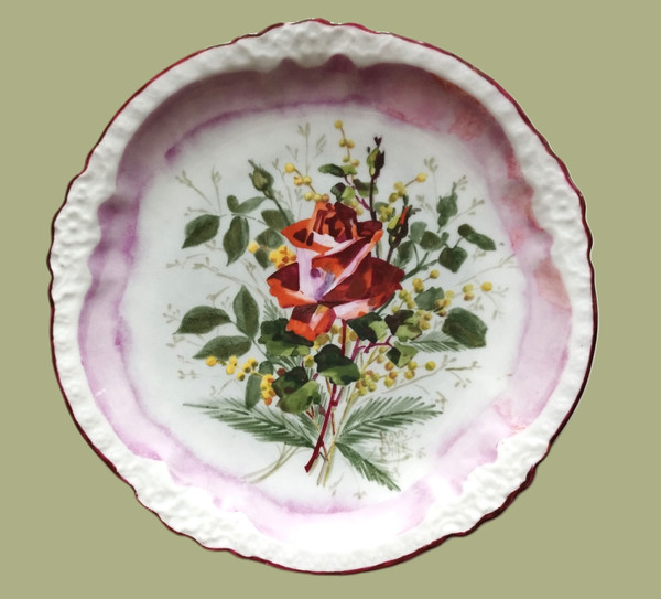 Piatto in porcellana decorato con rose e mimose