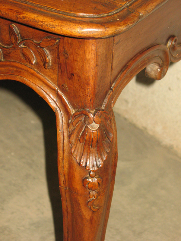 Louis XV period Provençal console in honey-coloured walnut, curved and carved 18th century