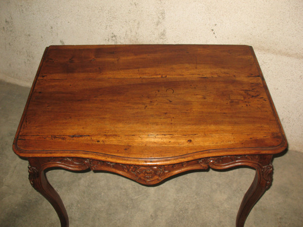 Louis XV period Provençal console in honey-coloured walnut, curved and carved 18th century