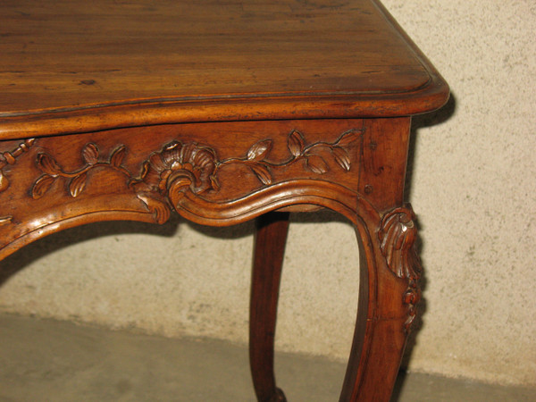 Louis XV period Provençal console in honey-coloured walnut, curved and carved 18th century