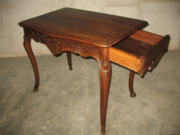 Louis XV period Provençal console in honey-coloured walnut, curved and carved 18th century