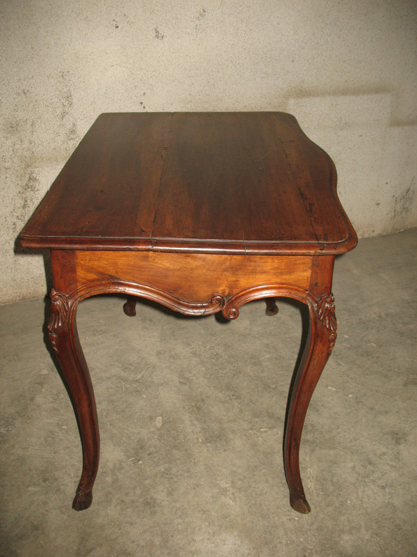 Louis XV period Provençal console in honey-coloured walnut, curved and carved 18th century