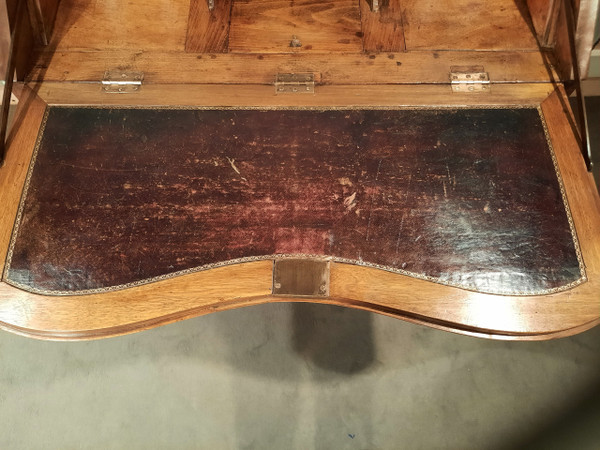 Louis XV sloping desk in natural wood from the 18th century.