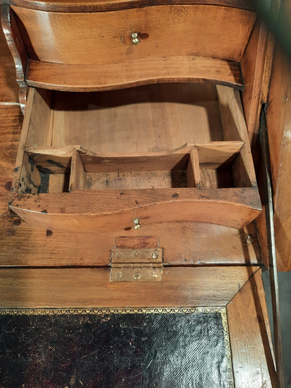 Louis XV sloping desk in natural wood from the 18th century.