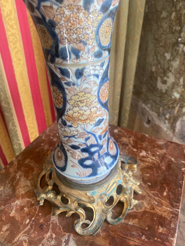 Elegante Lampe aus einer japanischen Imari-Hornvase mit Blumen und vergoldeter Bronzefassung.