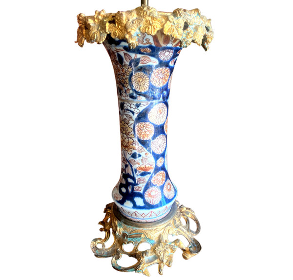 Elegante Lampe aus einer japanischen Imari-Hornvase mit Blumen und vergoldeter Bronzefassung.