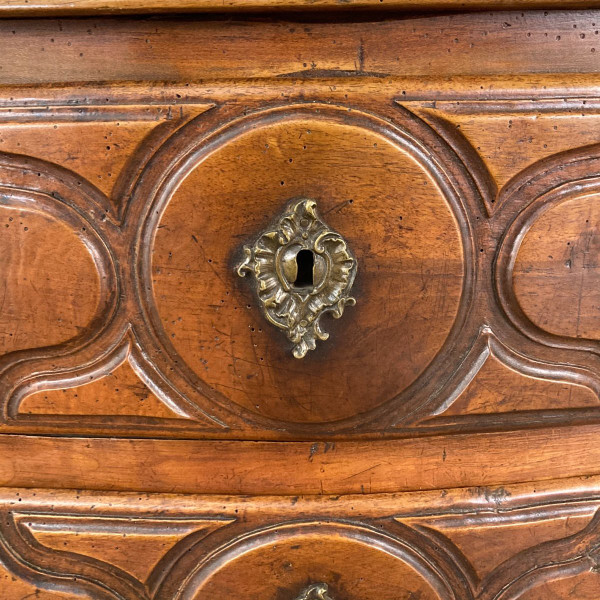 Curved chest of drawers in 18th century walnut