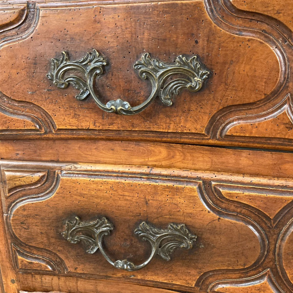 Curved chest of drawers in 18th century walnut