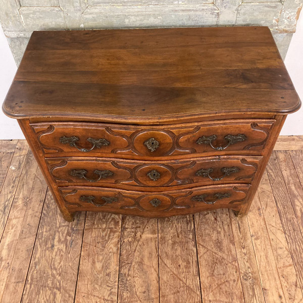 Curved chest of drawers in 18th century walnut