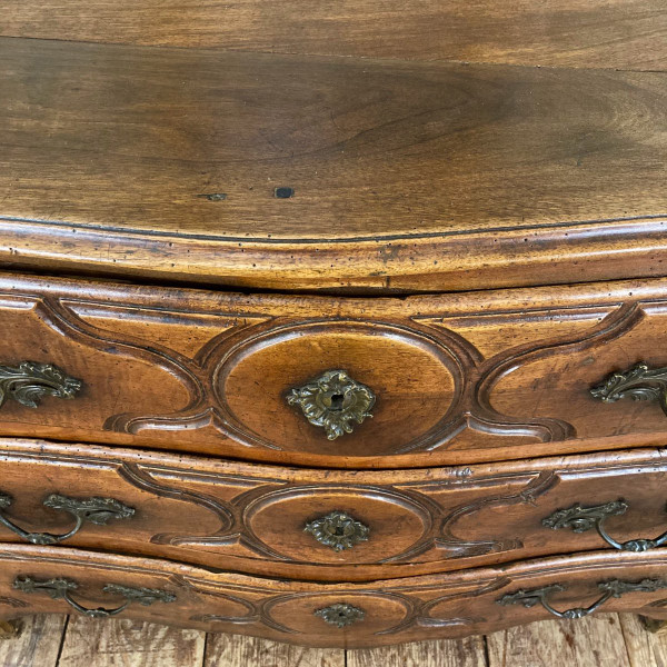 Curved chest of drawers in 18th century walnut