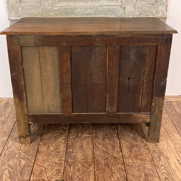 Curved chest of drawers in 18th century walnut