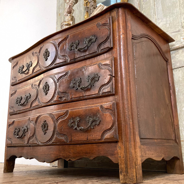 Curved chest of drawers in 18th century walnut