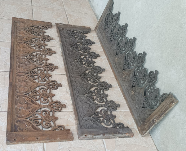 Set of 3 19th century Gothic-style cast-iron balustrades