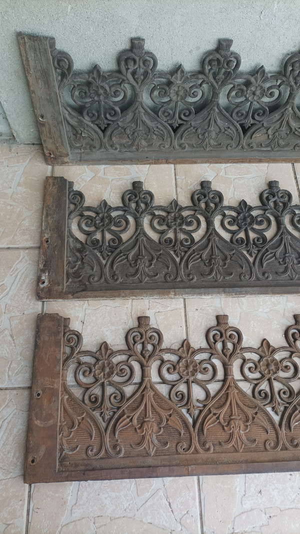 Set of 3 19th century Gothic-style cast-iron balustrades