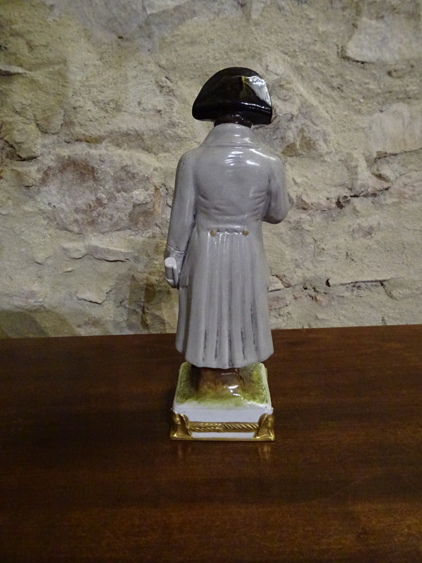 Statuetta in porcellana di Sassonia, manifattura Scheibe-Alsbach, raffigurante Napoleone Bonaparte