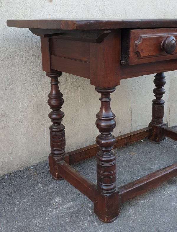 Tuscan walnut table, 17th century