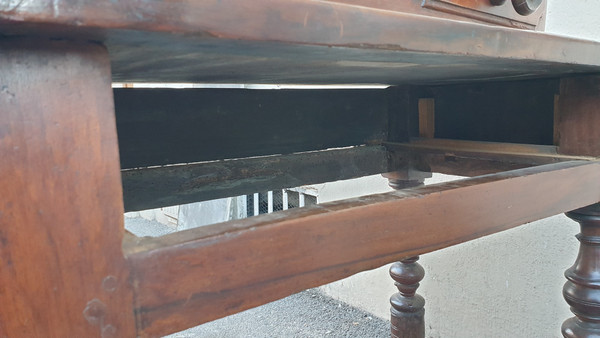 Tuscan walnut table, 17th century