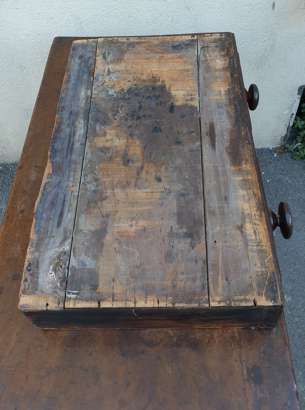 Tuscan walnut table, 17th century