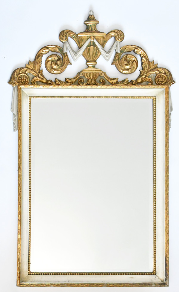 Miroir en bois laqué blanc et or à fronton en bois sculpté à décor de vasque