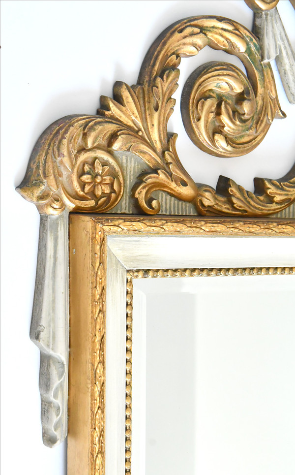 Miroir en bois laqué blanc et or à fronton en bois sculpté à décor de vasque