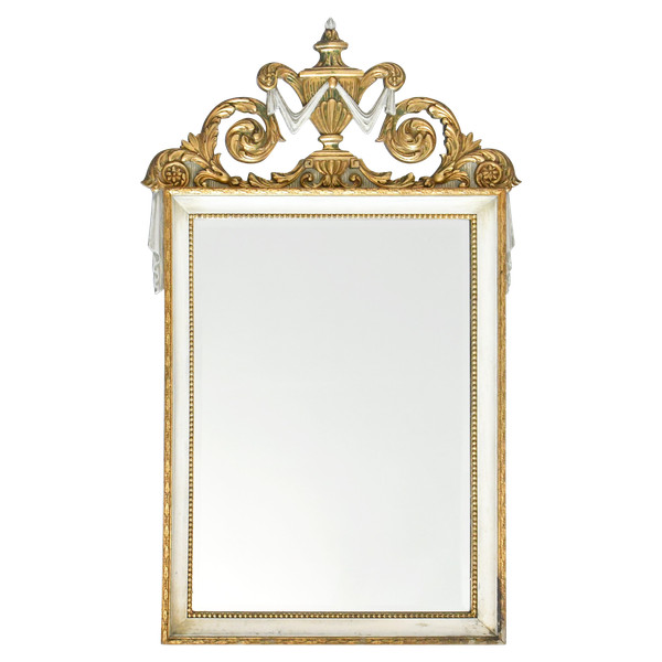 Miroir en bois laqué blanc et or à fronton en bois sculpté à décor de vasque