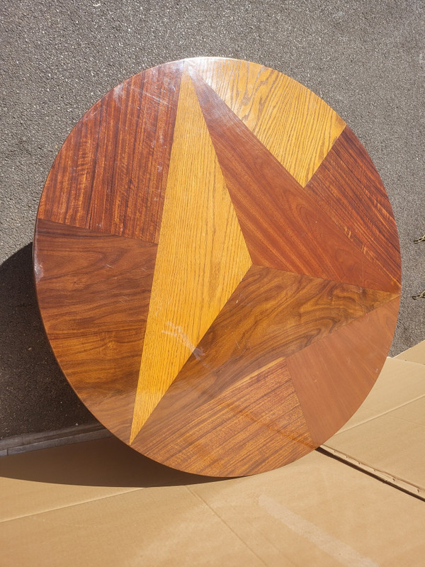 Grande table basse ronde en marqueterie de bois