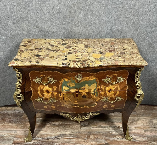 Kommode Sauteuse galbée estampillée en Marqueterie de bois précieux Style Louis XV vers 1850