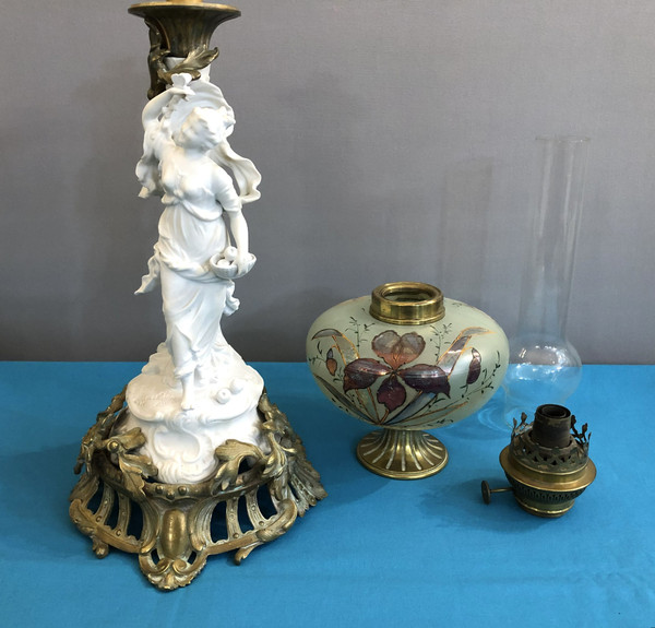 antique oil lamp in bronze and cookie, enamelled glass reservoir 80 cm 19th century