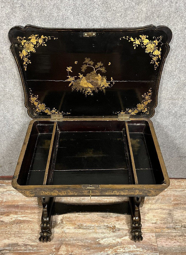 Table à ouvrage en laque, bois noirci à décor de scènes chinoises, époque Napoléon III vers 1850