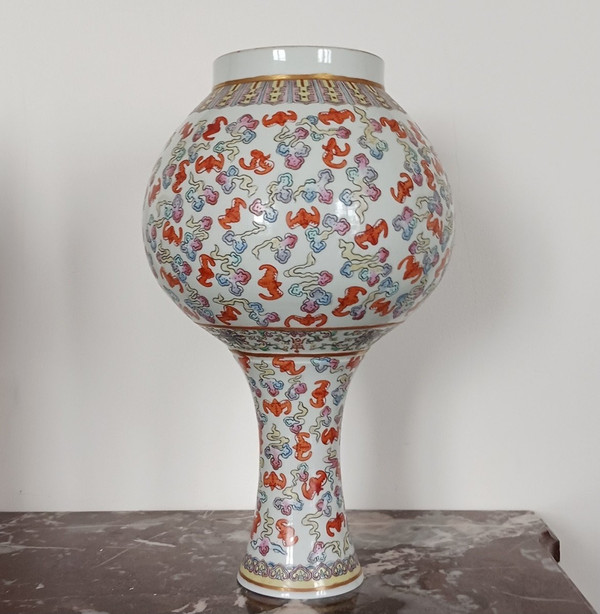 Chine, famille rose - grand vase en porcelaine - décor de 100 chauve-souris