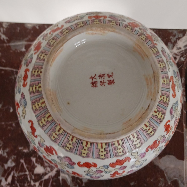 Chine, famille rose - grand vase en porcelaine - décor de 100 chauve-souris