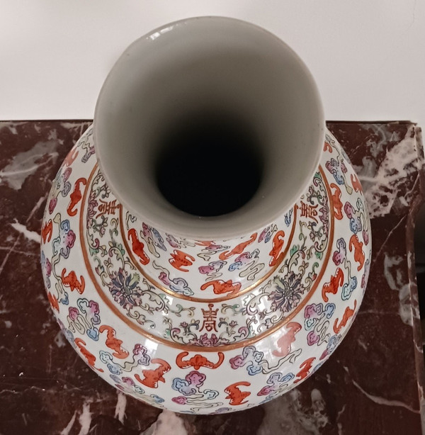 Chine, famille rose - grand vase en porcelaine - décor de 100 chauve-souris