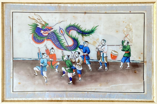 Chine Vers 1900, Gouache Sur Papier De Riz Figurant Des Enfants Défilant Avec Un Dragon.