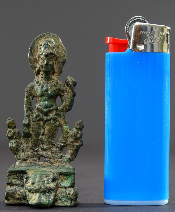 China Nördliche Wei-Dynastie (386 bis 534) oder Sui-Dynastie (581 bis 614), Miniaturstatue Kwan Yin Aus Bronze.