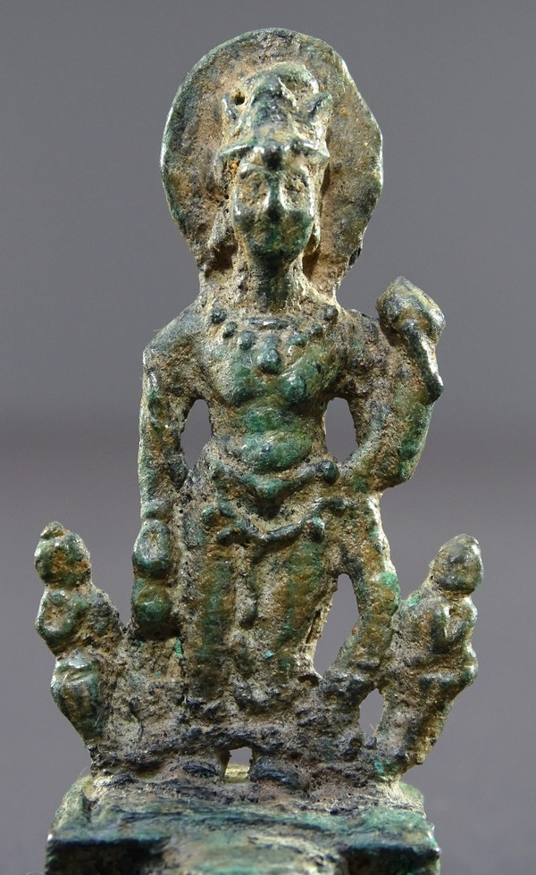 China Nördliche Wei-Dynastie (386 bis 534) oder Sui-Dynastie (581 bis 614), Miniaturstatue Kwan Yin Aus Bronze.