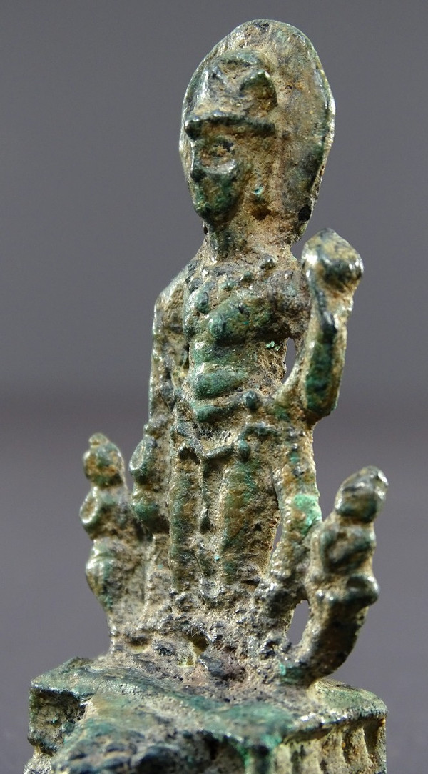 China Nördliche Wei-Dynastie (386 bis 534) oder Sui-Dynastie (581 bis 614), Miniaturstatue Kwan Yin Aus Bronze.