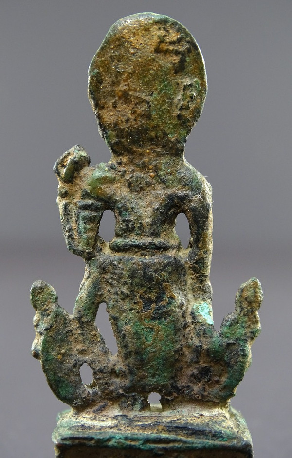 China Nördliche Wei-Dynastie (386 bis 534) oder Sui-Dynastie (581 bis 614), Miniaturstatue Kwan Yin Aus Bronze.