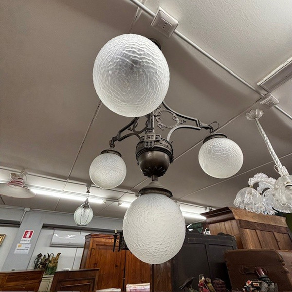 Antico Lampadario in ferro battuto e ottone Liberty 1930 con 4 bocce vetro.  Mis : Altezza cm 108 