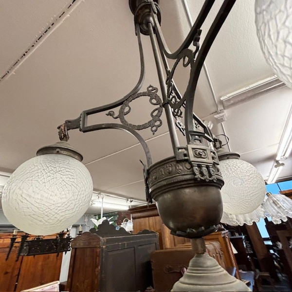 Antico Lampadario in ferro battuto e ottone Liberty 1930 con 4 bocce vetro.  Mis : Altezza cm 108 