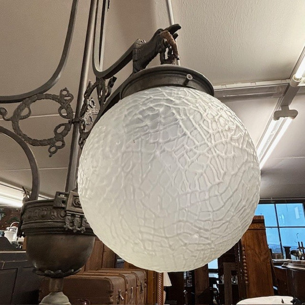 Antico Lampadario in ferro battuto e ottone Liberty 1930 con 4 bocce vetro.  Mis : Altezza cm 108 