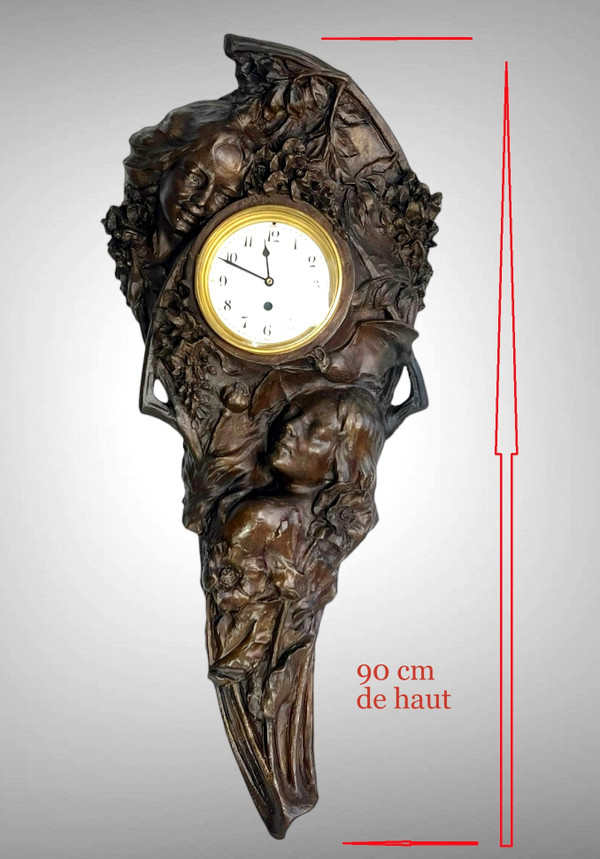 GROSSE, SIGNIERTE ART-DÉCO-SKULPTUR AUS TERRAKOTTA, DIE EINE UHR DARSTELLT