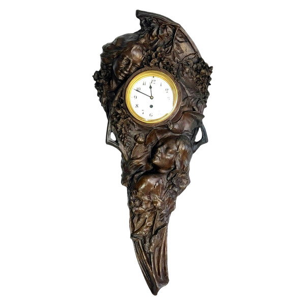 GROSSE, SIGNIERTE ART-DÉCO-SKULPTUR AUS TERRAKOTTA, DIE EINE UHR DARSTELLT