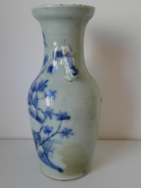 Chinesische blau-weiße Vase mit altem Laubdekor