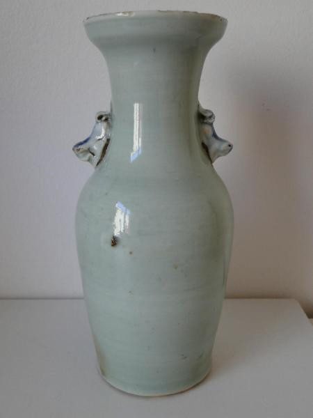 Chinesische blau-weiße Vase mit altem Laubdekor