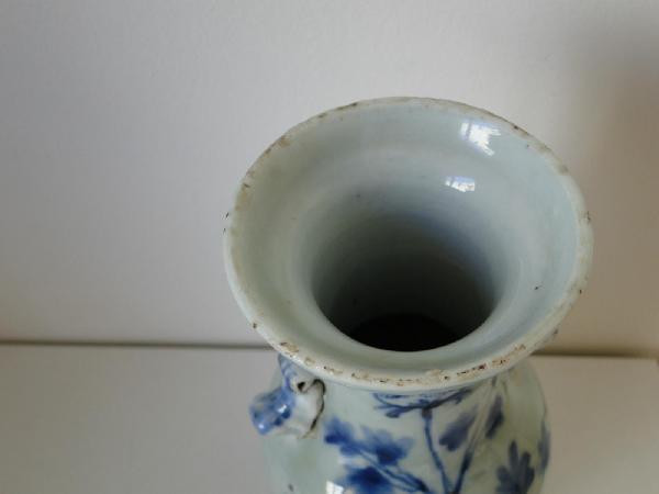 Chinesische blau-weiße Vase mit altem Laubdekor