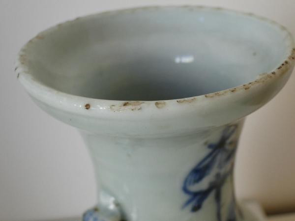 Chinesische blau-weiße Vase mit altem Laubdekor