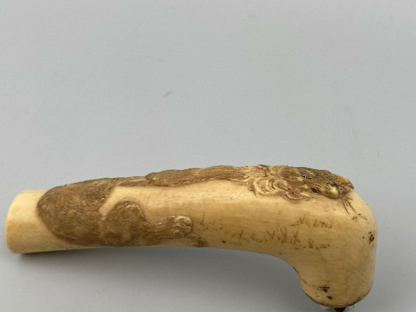 Nineteenth-century cane knob decorated with two lions chasing each other sculpture