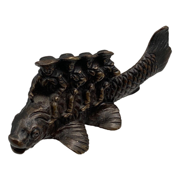 Sujet en bronze Okimono XIXe marins chevauchant un poisson